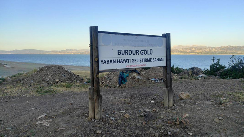 Burdur Gölü kenarına hafriyat ve atık döküldü - Resim: 5